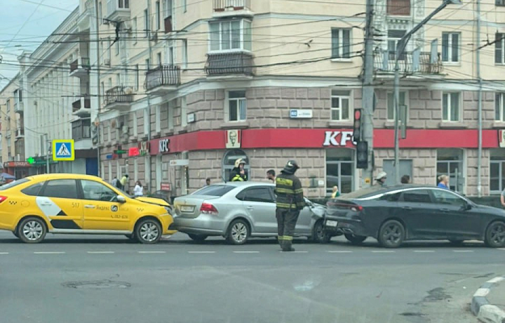 На пересечении проспекта Ленина и улицы Первомайской в Туле столкнулись три автомобиля