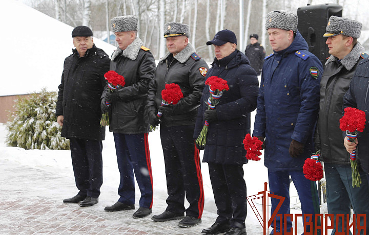 В Тульской области прошла церемония перезахоронения останков советских солдат, в которой приняла участие Росгвардия