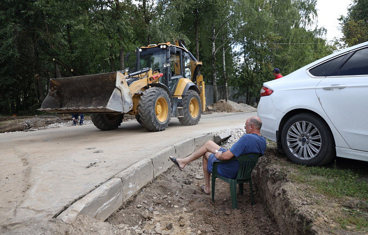 «Копают чуть ли не под машиной»: житель частного дома устроил забастовку из-за расширения улицы Тульского Рабочего Полка