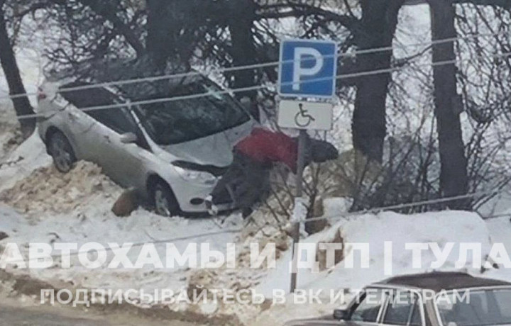 В Новомосковске иномарка устроила ДТП из-за неожиданной парковки