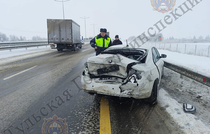 В Воловском районе водитель Skoda Rapid попала в больницу после ДТП