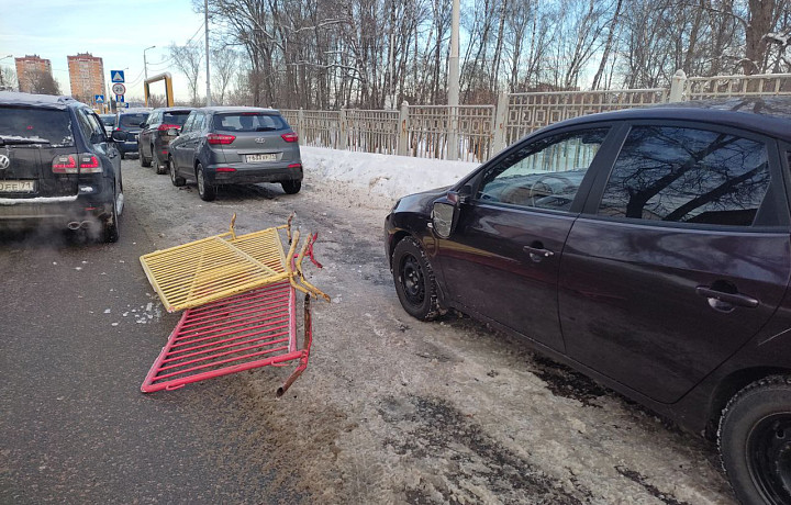 Выпавшие из грузовика ограждения повредили автомобиль туляка