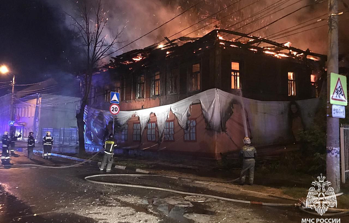 На улице Жуковского в Туле сгорело заброшенное здание