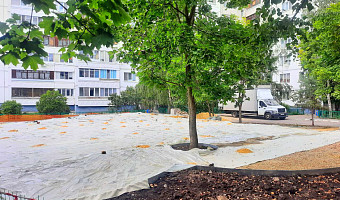 В двух дворах Тулы устанавливают новые детские площадки