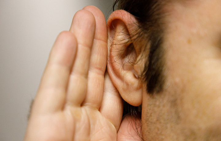 Риски снижения слуха: какие наушники использовать, где стоять во время концерта и как себе помочь
