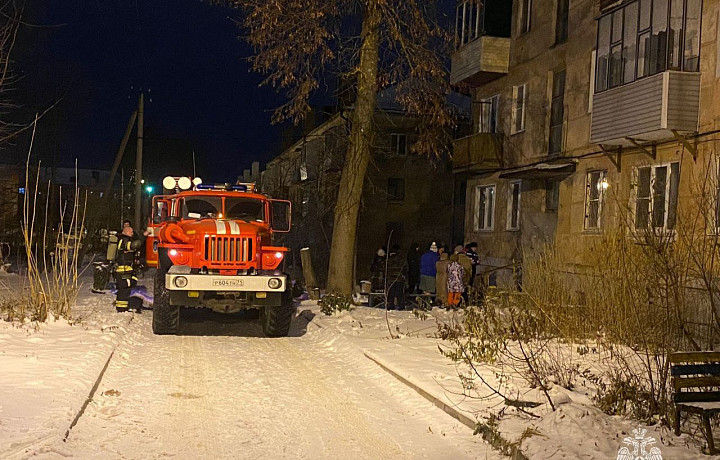 Спасатели эвакуировали 12 человек с пожара в подвале трехэтажки в Суворове