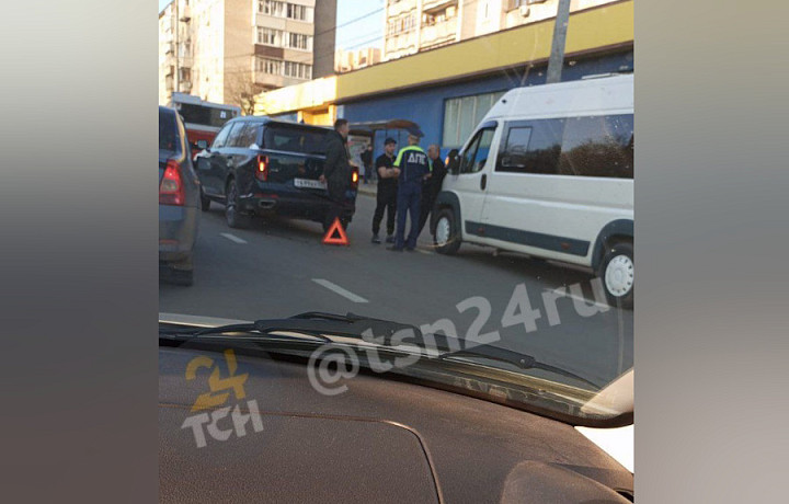 В тульском Заречье собралась пробка из-за ДТП на улице Максима Горького В тульском Заречье собралась пробка из-за ДТП на улице Максима Горького
