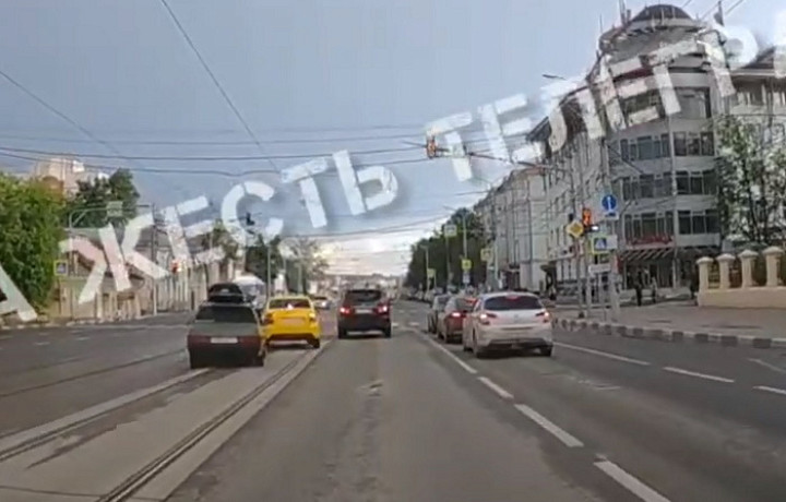 На видео попала «битва учителей» по вождению на улице Октябрьской в Туле