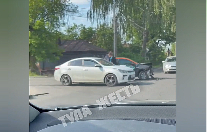 Автомобильная авария произошла в Туле на пересечении улиц Осташева и Чапаева