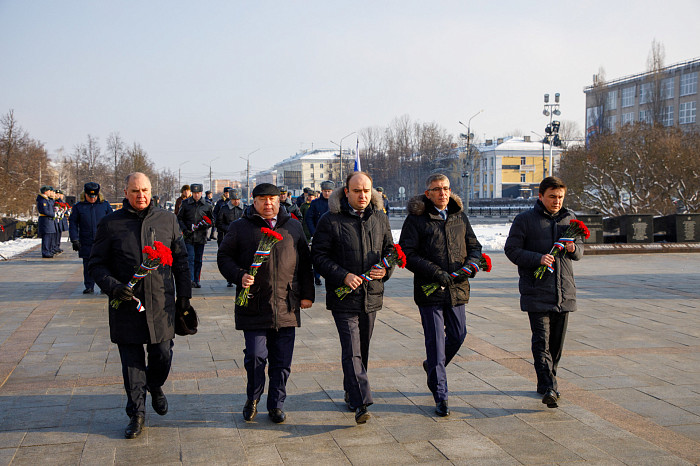 В Туле на площади Победы губернатор Алексей Дюмин возложил цветы к Вечному огню