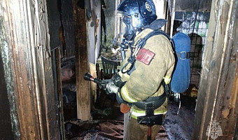 Спасатели эвакуировали двух человек из горящей квартиры в Киреевском районе