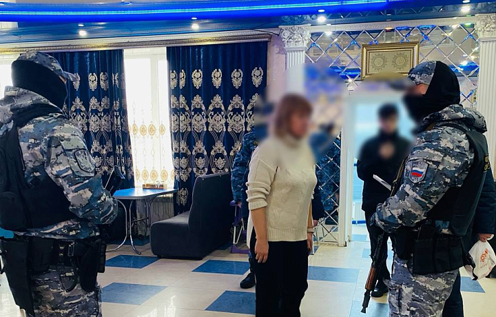 Приставы опечатали веневское кафе «Дельфин», где незаконно работали мигранты