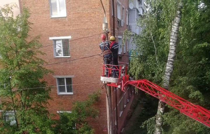 Жители дома на улице Оружейной в Туле почти 12 часов просидели без света из-за аварии