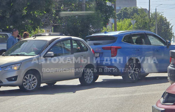На улице Чапаева в Туле две машины столкнулись, выезжая с парковки