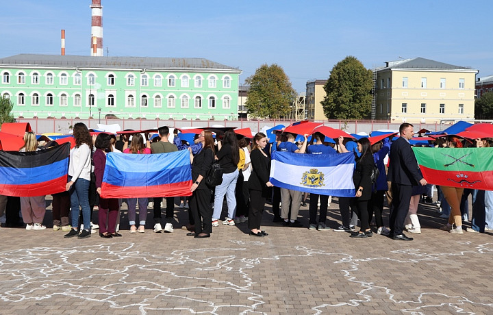 На Казанской набережной в Туле прошел патриотический флешмоб