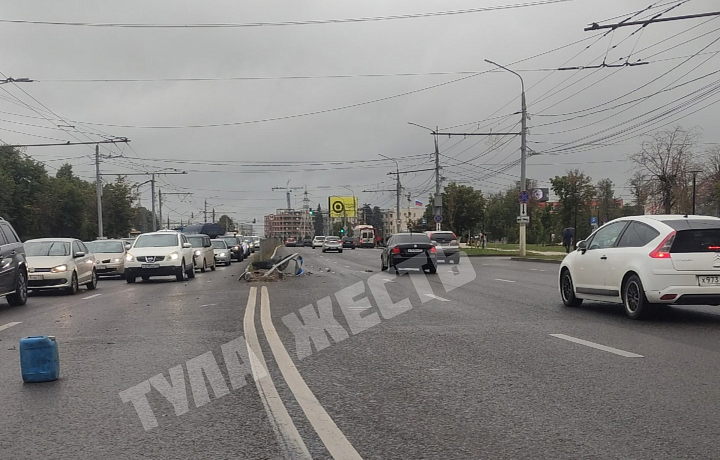 В Туле на улице Советской автомобиль каршеринга сбил дорожный знак и скрылся