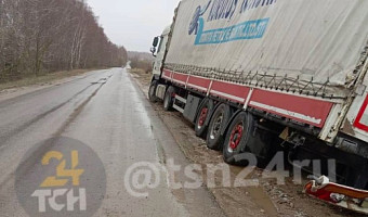 Фура застряла в грязи около поселка Ленинский Тульской области