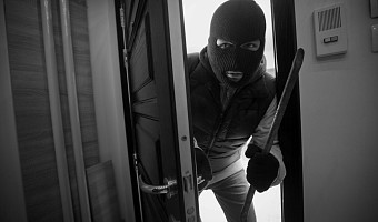 В Новомосковске мужчина через окно залез в чужую квартиру и украл золото с ключами от машины и коньяком