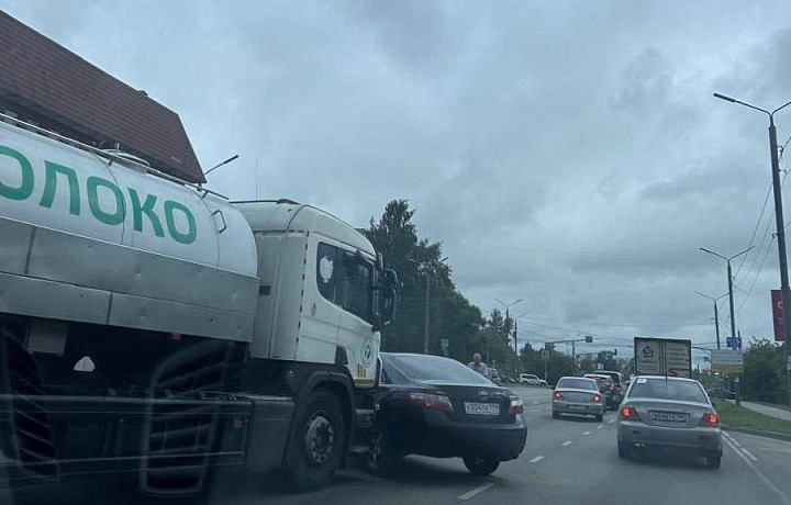 В Туле собралась пробка на улице Рязанской из-за ДТП с молоковозом