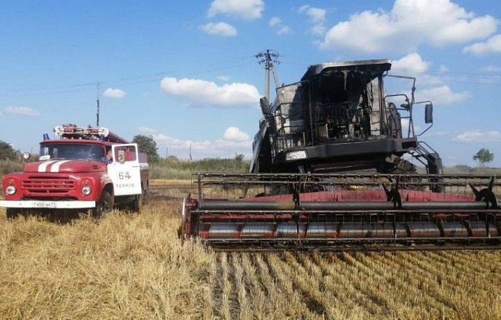 В Тепло-Огаревском районе Тульской области сгорел зерноуборочный комбайн