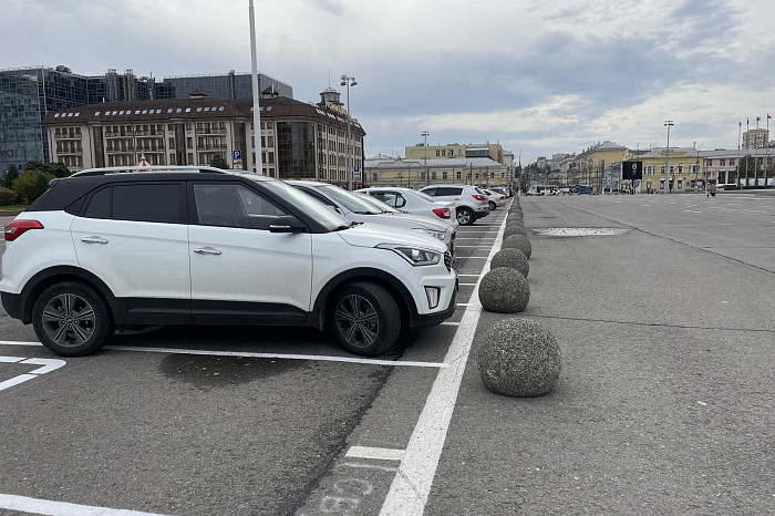 Туляки уже начали парковаться на новой временной парковке на площади Ленина