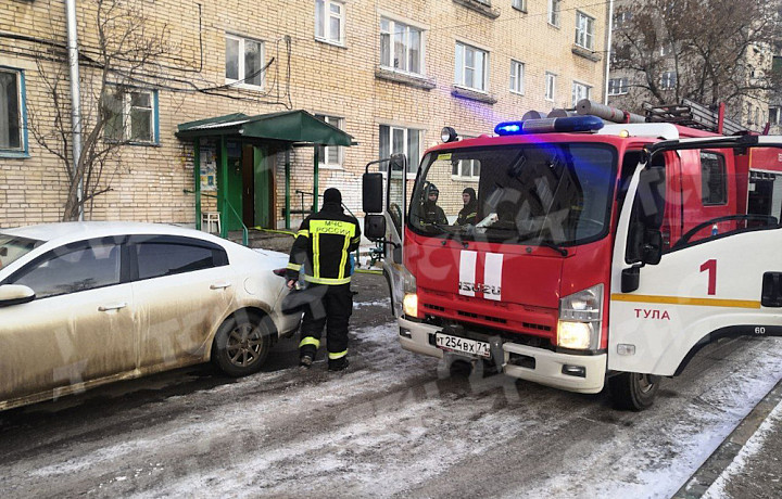 На улице Новомосковской в Туле загорелась квартира из-за подгоревшей еды на плите