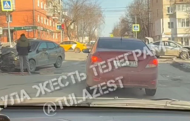 В Туле в результате ДТП иномарка вылетела на тротуар В Туле в результате ДТП иномарка вылетела на тротуар