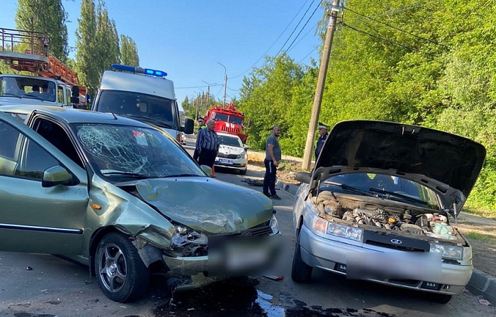 Три человека пострадали в ДТП с двумя легковушками в Щекино