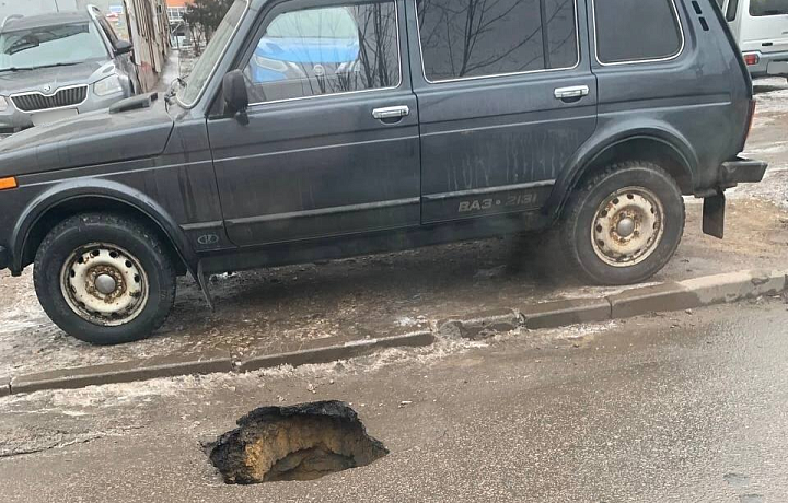 В Туле на улице Братьев Жабровых провалился асфальт