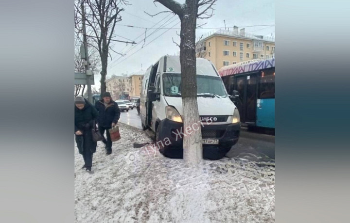 На пересечении проспекта Ленина и улицы Льва Толстого в Туле водитель маршрутки врезался в дерево