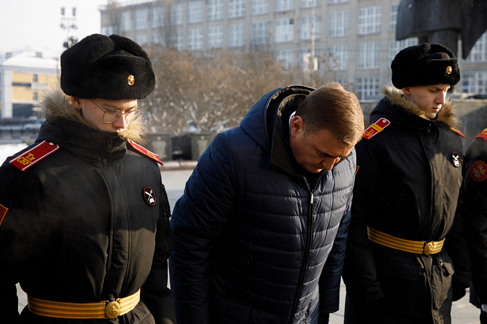 В Туле на площади Победы губернатор Алексей Дюмин возложил цветы к Вечному огню