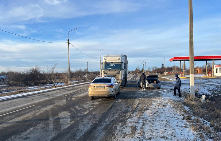 Ребенок пострадал в ДТП с фурой и легковушкой на трассе в Каменском районе