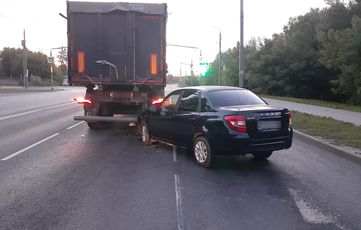Водитель Lada врезался в грузовик на улице Рязанской в Туле