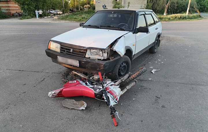 Юные водитель и пассажирка питбайка попали в больницу после ДТП в Донском
