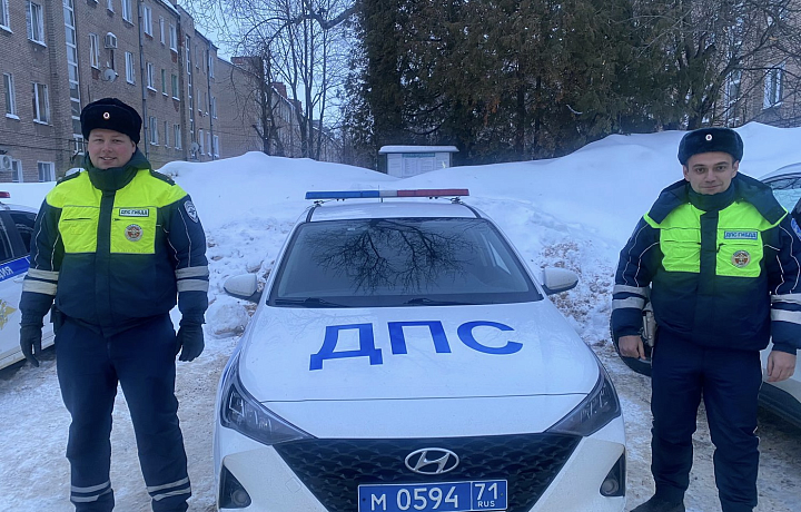 Сотрудники новомосковской Госавтоинспекции вытолкали из сугроба застрявший автомобиль