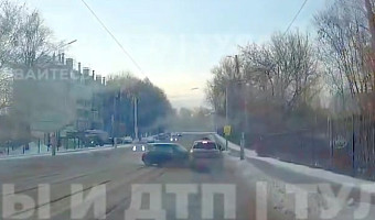 Момент утреннего ДТП на улице Тимирязева в Туле попал на видео