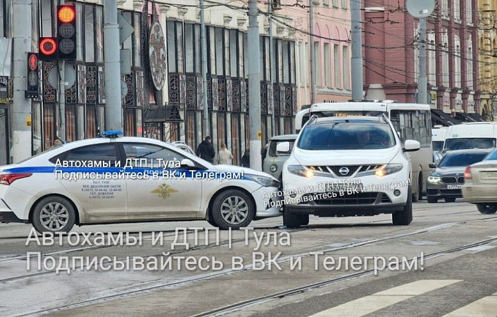 На перекрестке улицы Советской и проспекта Ленина в Туле столкнулись иномарка и машина ДПС