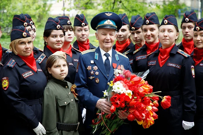 Тульские кадеты и студенты поздравили ветерана Великой Отечественной войны с наступающим Днем Победы
