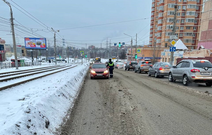 Инспекторы ДПС помогли врачу Тульского перинатального центра со сломанной машиной