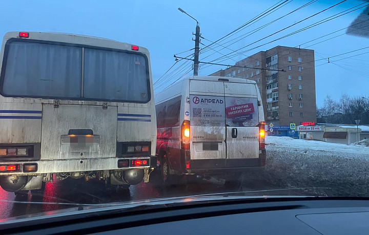 На проспекте Ленина в Туле начала собираться пробка из-за сломавшейся маршрутки