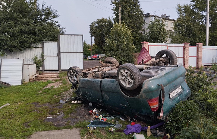 Женщина на Mercedes-Benz без прав врезалась в забор дома и перевернулась в Алексинском районе