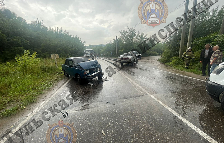 В Алексине на улице Парковой столкнулись два автомобиля: один из водителей госпитализирован