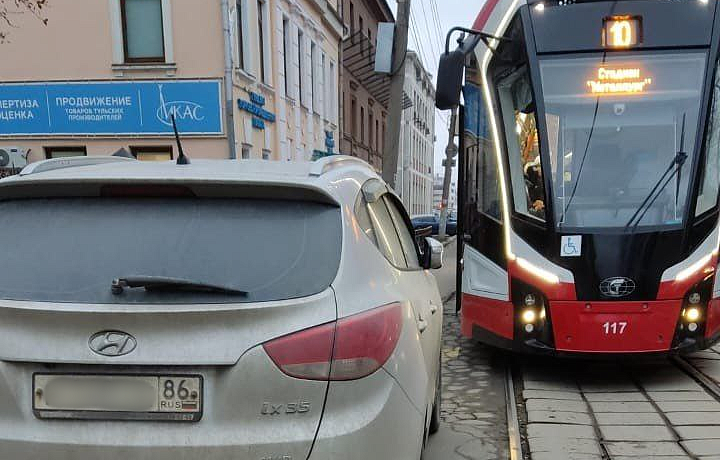 Припаркованный рядом с рельсами Hyundai вызвал задержку в движении трамваев на улице Коминтерна в Туле