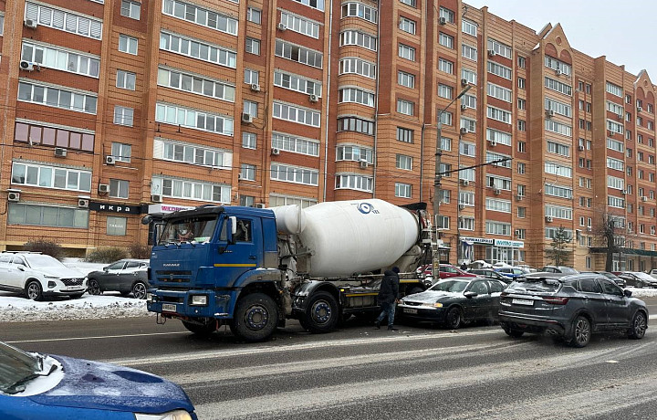 На улице Болдина в Туле легковушка врезалась в бетономешалку