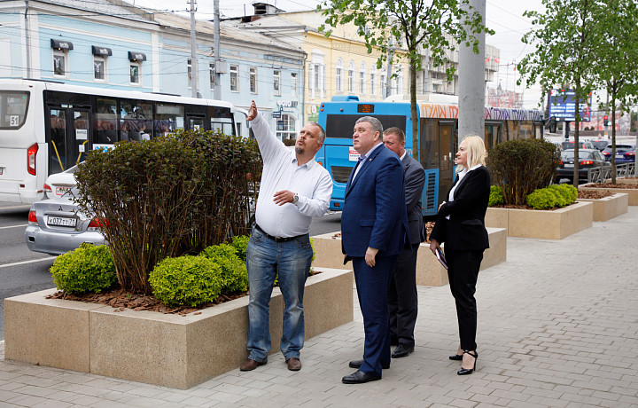 Глава тульской администрации Беспалов проинспектировал озеленение проспекта Ленина