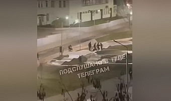 ﻿В массовой драке на Молодежном бульваре в Туле избили полицейского