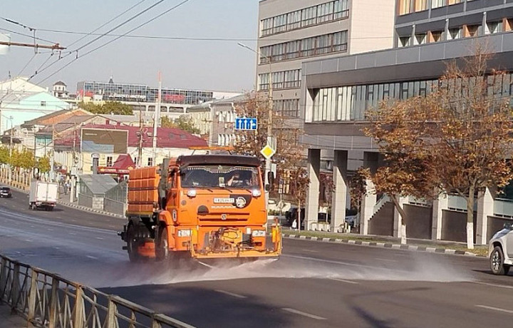 В Туле 1 октября продолжается уборка дорог и тротуаров