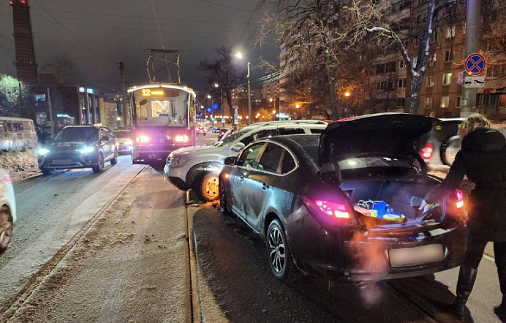 На улице Максима Горького в Туле столкнулись Opel и Renault