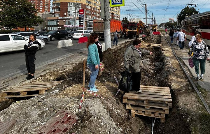 Туляки пожаловались на ямы у остановки на Зеленстрое