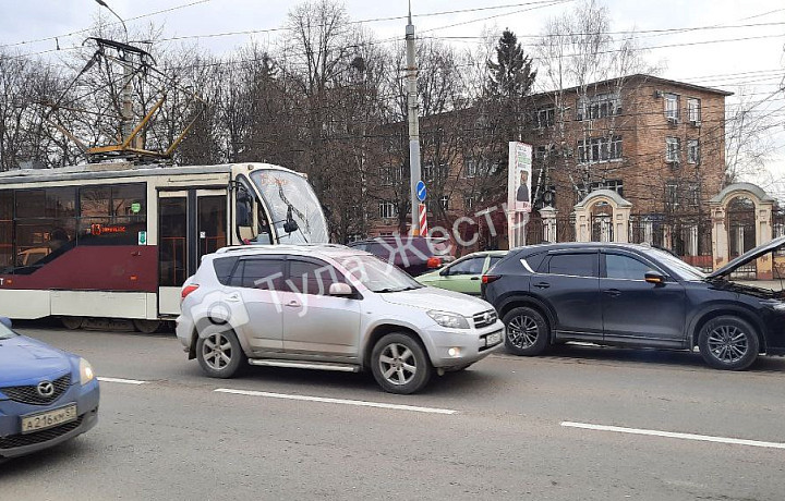 Трамваи встали на улице Дзержинского в Туле из-за ДТП